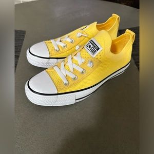 Women’s yellow size 7 Converse tennis shoes